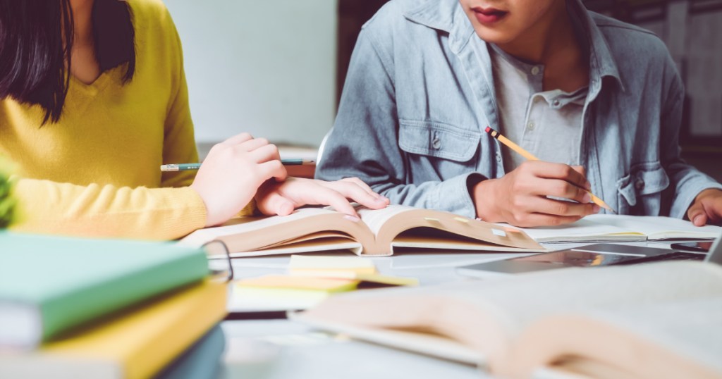 Thuiszitters aanpakken? Ontdek hoe samenwerking en onderwijszorgarrangementen bijdragen aan een passende plek voor ieder kind. Artikel Sociaal Domein - Vacature gemeente - Vacature sociaal domein - opleiding sociaal domein - traineeship overheid - opleiding wmo - podcast sociaal domein - opleiding gemeente